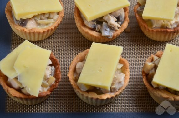 Baked tartlets with chicken, mushrooms and cheese: photo of recipe preparation, step 4