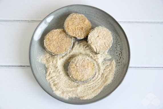 Fried eggplant in breading: photo of recipe preparation, step 2