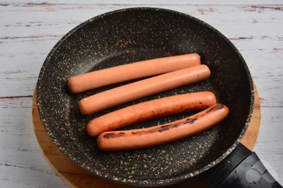 Hot dog with chicken sausage and vegetables: photo of recipe preparation, step 1