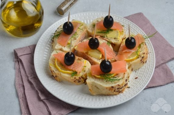 Canapé with olives and salted salmon: photo of recipe preparation, step 3