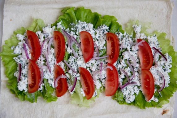 A roll of pita bread with cottage cheese and tomatoes : photo of recipe preparation, step 4