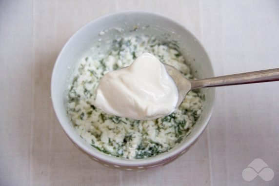 A roll of pita bread with cottage cheese and tomatoes : photo of recipe preparation, step 2