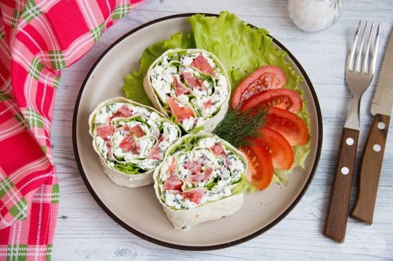 A roll of pita bread with cottage cheese and tomatoes : photo of recipe preparation, step 5