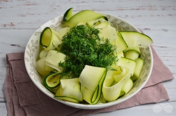 Pickled zucchini with herbs and honey: photo of recipe preparation, step 2