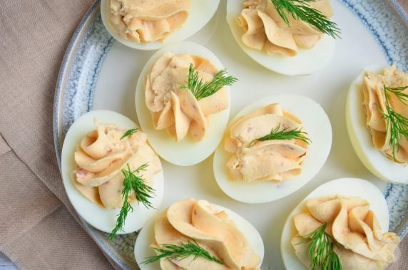 Eggs stuffed with salmon and cottage cheese: photo of recipe preparation, step 4