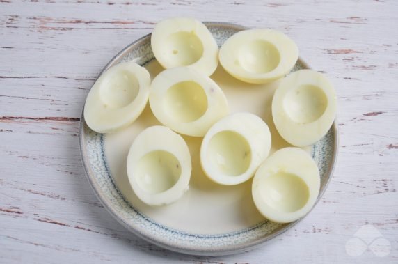 Eggs stuffed with salmon and cottage cheese: photo of recipe preparation, step 1