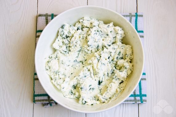 Lavash roll with cottage cheese and herbs: photo of recipe preparation, step 2