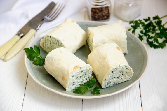 Lavash roll with cottage cheese and herbs: photo of recipe preparation, step 4