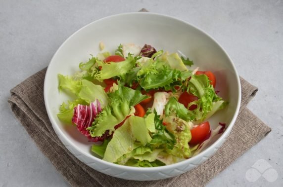 Cherry and mushroom salad: photo of recipe preparation, step 2