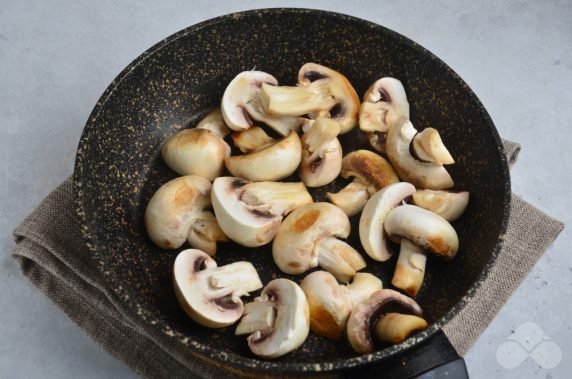 Cherry and mushroom salad: photo of recipe preparation, step 1