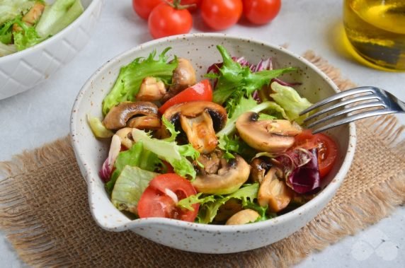 Cherry and mushroom salad: photo of recipe preparation, step 3