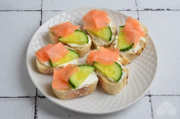 Canapé with salmon and cream cheese : photo of recipe preparation, step 2