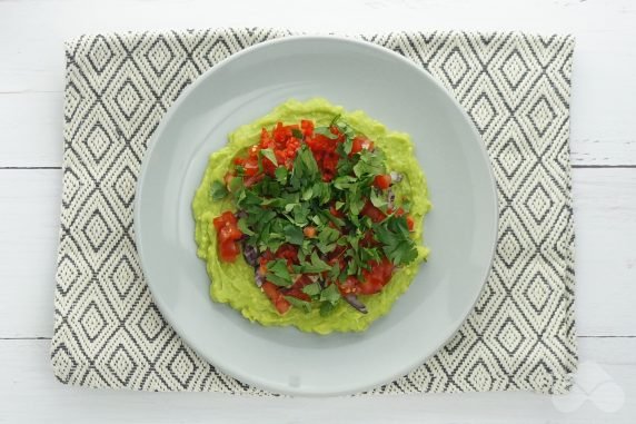 Guacamole with tomatoes and chili: photo of recipe preparation, step 3