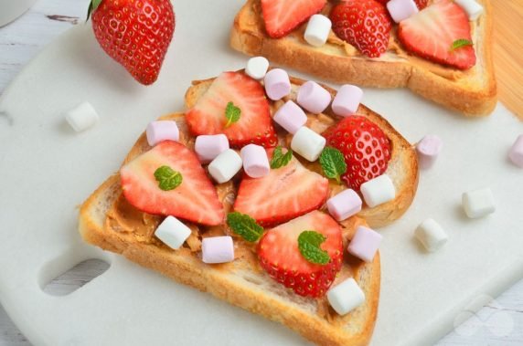 Sandwiches with strawberries and nut butter: photo of recipe preparation, step 3