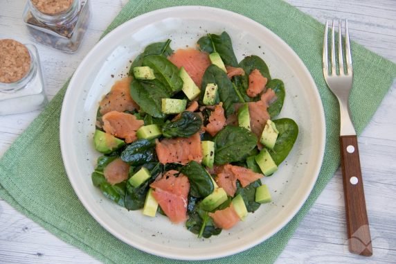 Salad with red fish, spinach and avocado: photo of recipe preparation, step 4