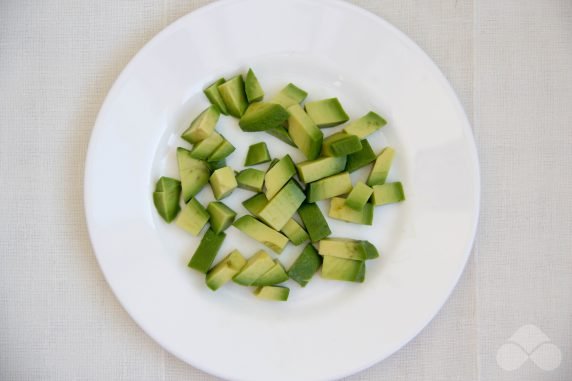 Salad with red fish, spinach and avocado: photo of recipe preparation, step 1