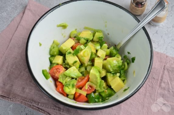 Stuffed avocados with tomatoes and pepper: photo of recipe preparation, step 2