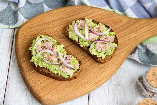 Sandwich with avocado and tuna is a simple and delicious recipe with photos (step by step)