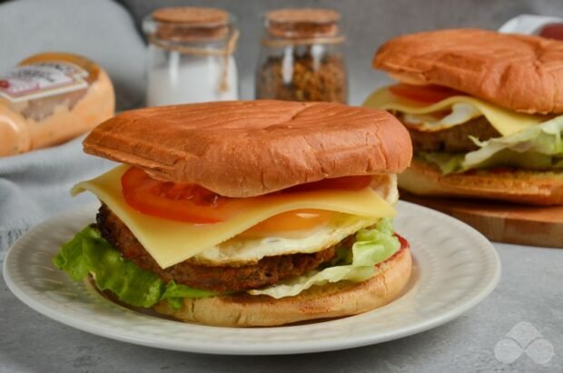 Hamburger with egg and tomatoes – a simple and delicious recipe with photos (step by step)