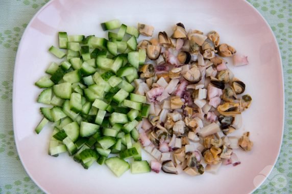 Salad with sea cocktail and mayonnaise: photo of recipe preparation, step 2