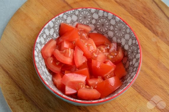 Homemade hot dog with fried sausage, tomatoes and green onions: photo of recipe preparation, step 2