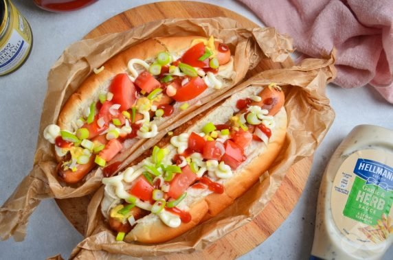 Homemade hot dog with fried sausage, tomatoes and green onions: photo of recipe preparation, step 6