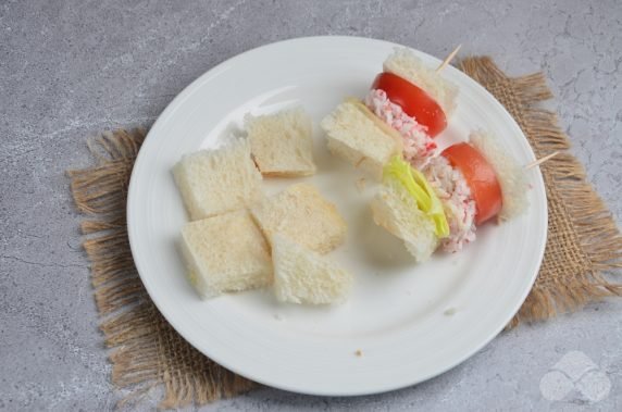 Canapes with crab sticks and tomatoes: photo of recipe preparation, step 4