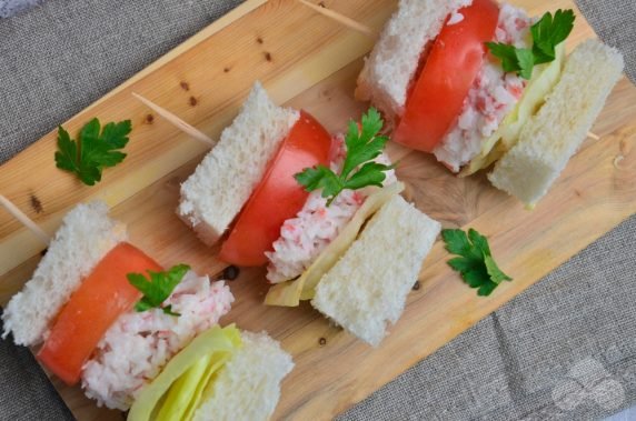 Canapes with crab sticks and tomatoes: photo of recipe preparation, step 5