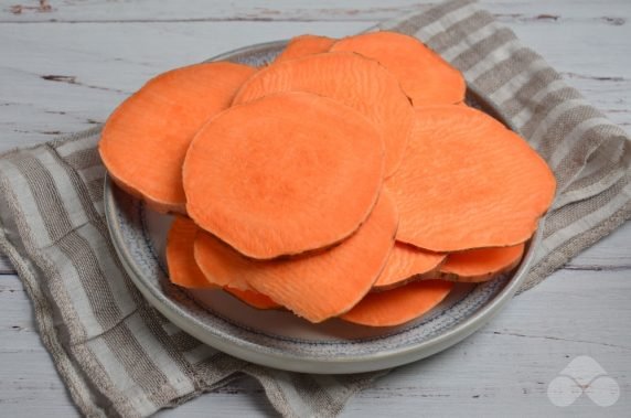 Homemade sweet potato chips: photo of recipe preparation, step 1