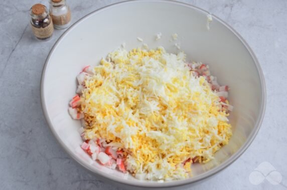 Appetizer of crab sticks, eggs, cheese and garlic: photo of recipe preparation, step 2