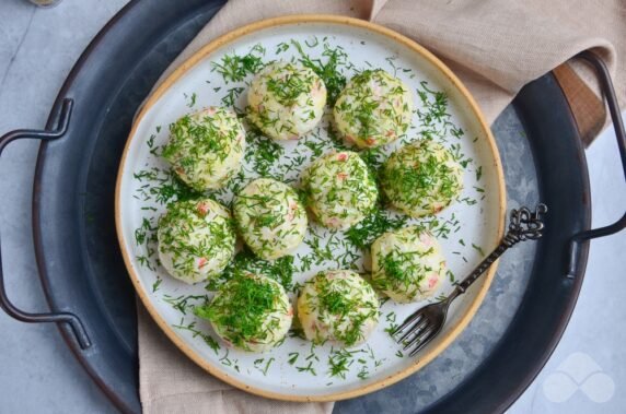 Appetizer of crab sticks, eggs, cheese and garlic: photo of recipe preparation, step 6