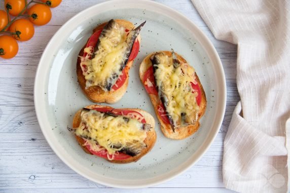 Hot sandwiches with tomatoes and sprats: photo of recipe preparation, step 4