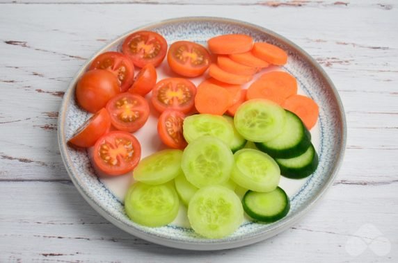 Vegetable canapes on skewers: photo of recipe preparation, step 2