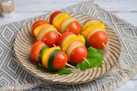 Vegetable canapes on skewers: photo of recipe preparation, step 4