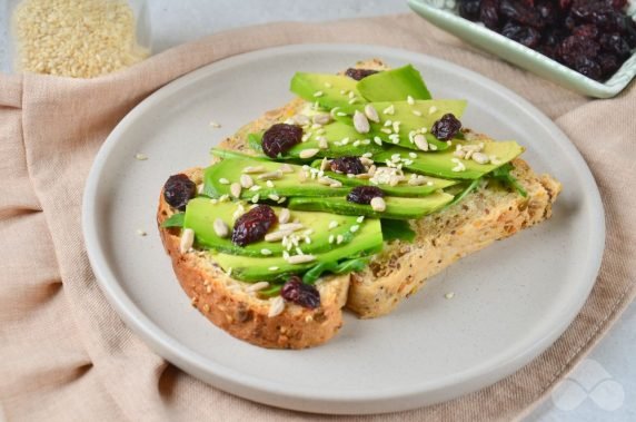 Avocado and cranberry sandwiches: photo of recipe preparation, step 3