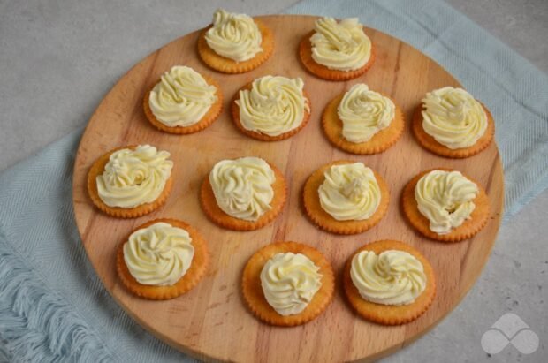 Crackers with red fish and cottage cheese: photo of recipe preparation, step 3