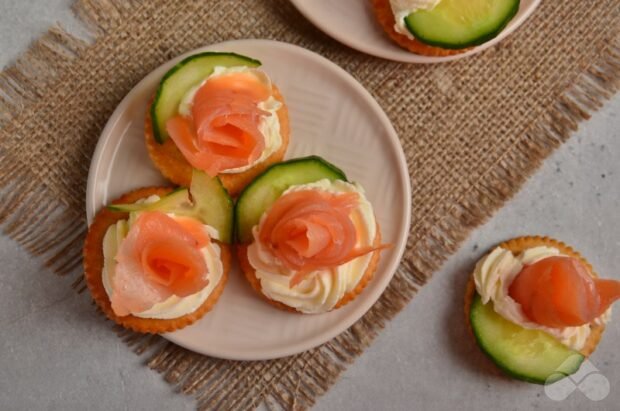 Crackers with red fish and cottage cheese: photo of recipe preparation, step 6