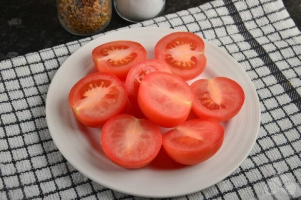 Lightly salted tomatoes with onions: photo of recipe preparation, step 2