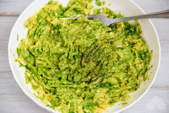 Avocado pasta for sandwiches: photo of recipe preparation, step 2