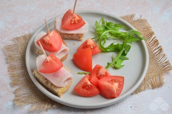 Canapes with ham and tomatoes: photo of recipe preparation, step 2