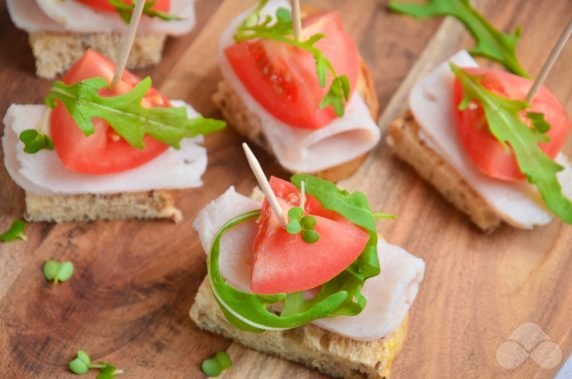 Canapes with ham and tomatoes: photo of recipe preparation, step 3