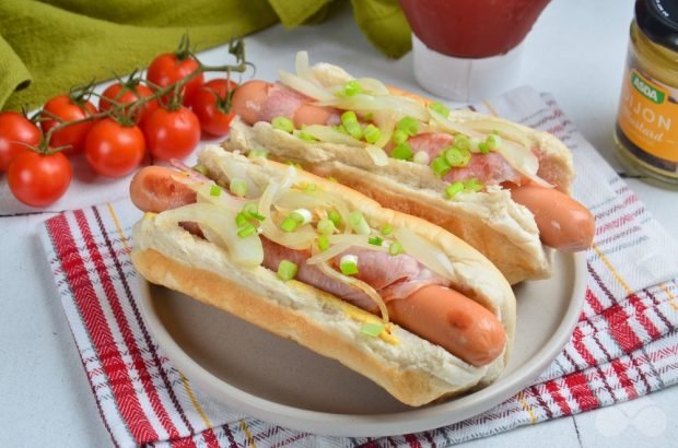 Homemade hot dog with bacon and green onions – a simple and delicious recipe with photos (step by step)