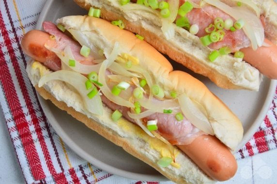 Homemade hot dog with bacon and green onions: photo of recipe preparation, step 4