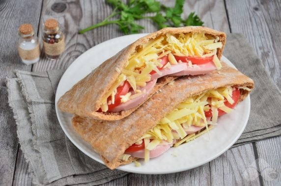 Pita with sausage, cheese and tomatoes: photo of recipe preparation, step 3