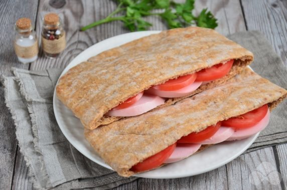 Pita with sausage, cheese and tomatoes: photo of recipe preparation, step 2