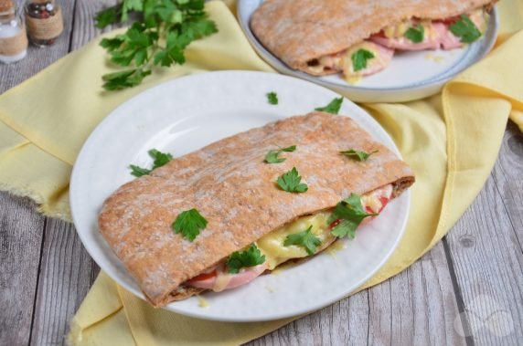 Pita with sausage, cheese and tomatoes: photo of recipe preparation, step 4