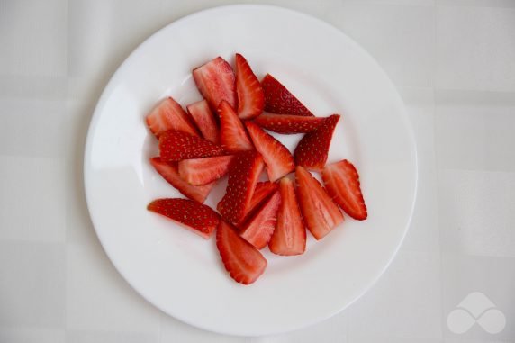 Salad with strawberries, bananas and peaches: photo of recipe preparation, step 1