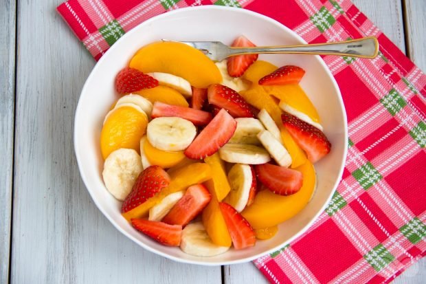 Salad with strawberries, bananas and peaches – a simple and delicious recipe with photos (step by step)