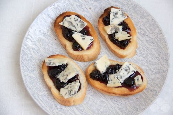 Sandwiches with jam and blue cheese: photo of recipe preparation, step 2