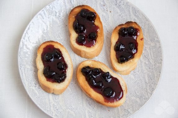 Sandwiches with jam and blue cheese: photo of recipe preparation, step 1